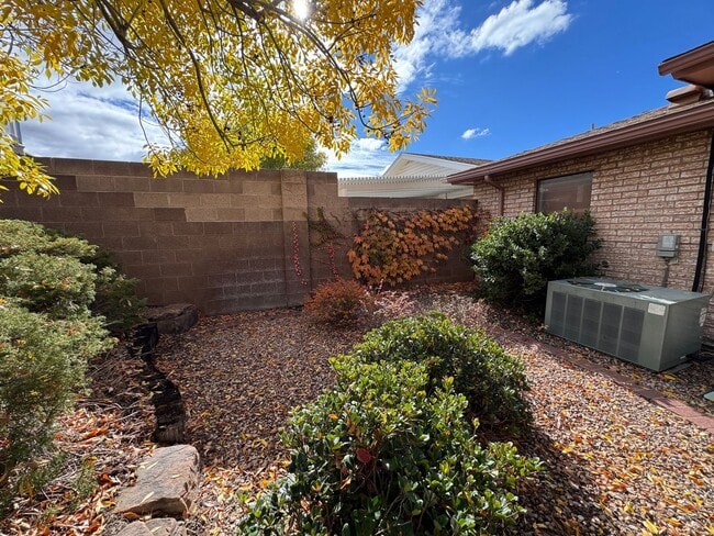 Building Photo - Mid-century Modern Garden Home!