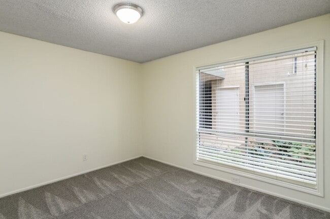 Building Photo - Cozy 2 BED/1 BATH in Exclusive 55+ Senior ...