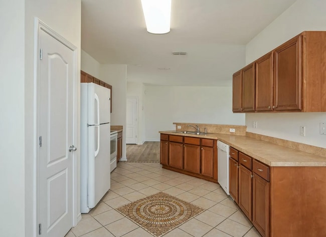 Building Photo - 4 bedroom 2.5 bathroom