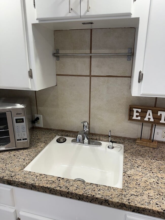 Building Photo - Studio Apartment -Open House  Tuesday at 5pm