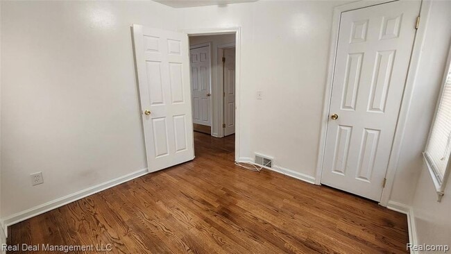 Building Photo - 49 E Fairmount Ave