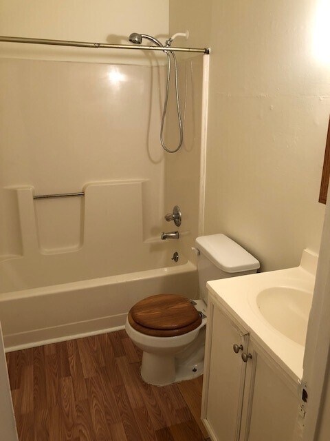 Full Bath - 202 Jonathan St