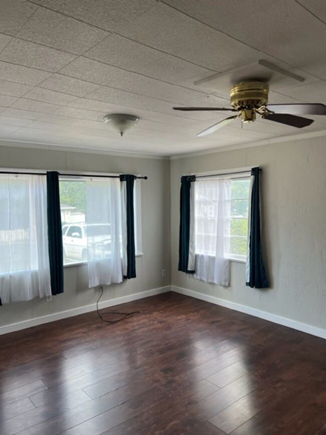 Building Photo - CHARMING OLDER 2 BEDROOM HOME W/ BUILT INS