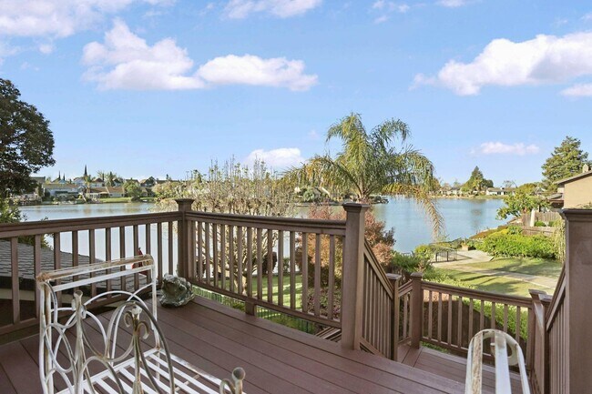 Building Photo - 7273 Shoreline Dr