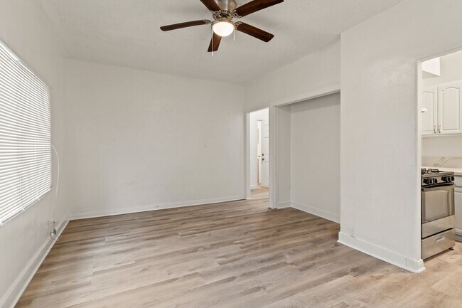 Interior Photo - 1424 Chestnut Avenue