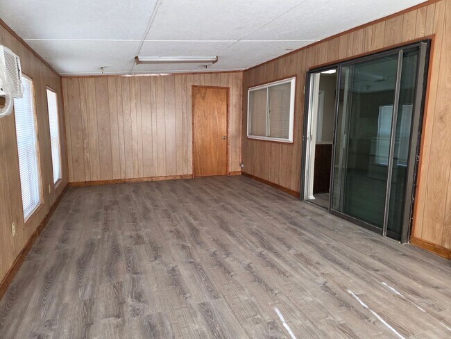 Building Photo - Spacious 4 Bedroom Ranch