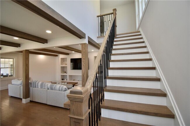 Building Photo - 5 Phil's Path