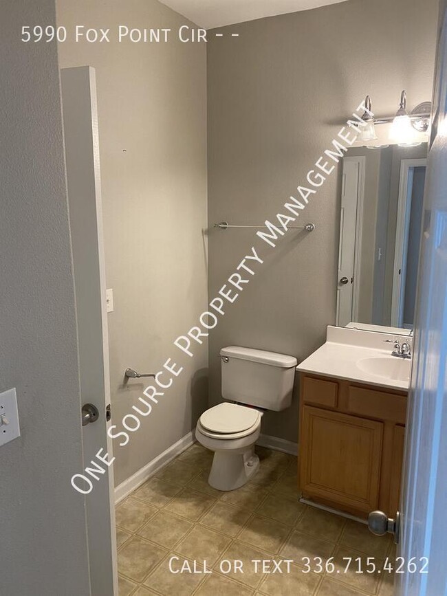 Building Photo - 5990 Fox Point Cir