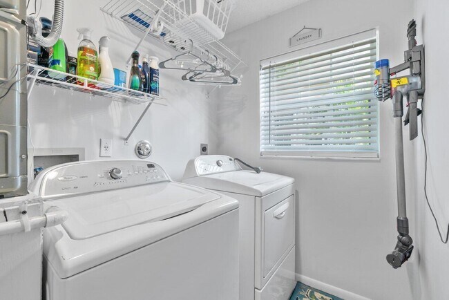 Building Photo - 7916 Coral Pointe Dr