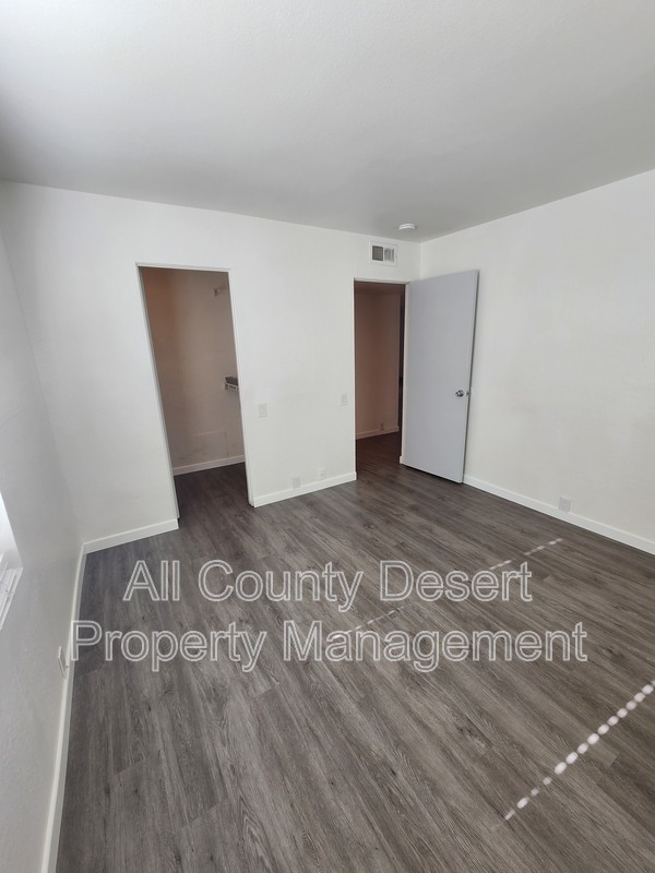 Building Photo - 400 N Sunrise Way