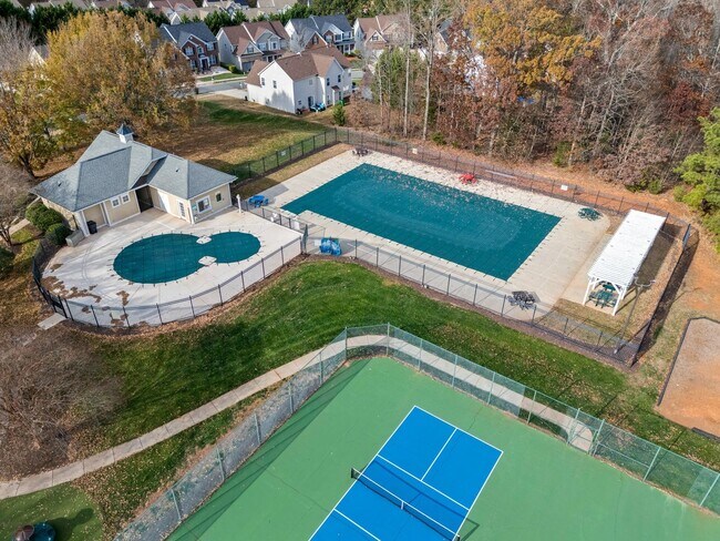 Building Photo - This immaculate 3-bed, 2.5 bath townhome in the Olde Stone Crossing community with the primary be...