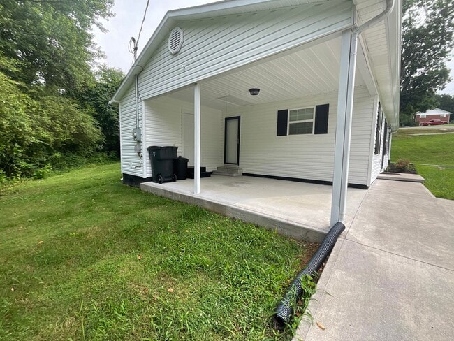 Building Photo - Short term - Clean and tidy 3 bedroom/1 bath near Cherokee Park