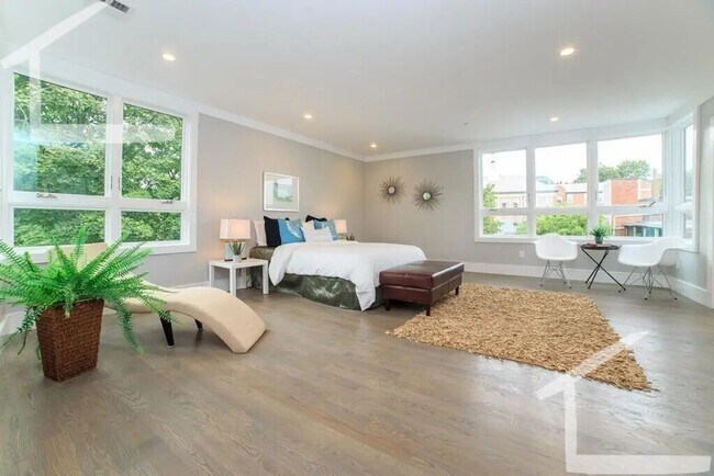 Building Photo - Charming 4 Bedroom-No Broker Fee