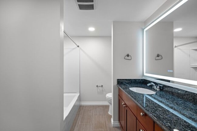 Building Photo - Elegant and Spacious Air-Conditioned Lincoln Park Rambler