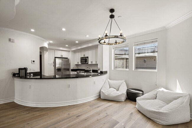 Building Photo - 122 N Clark Dr