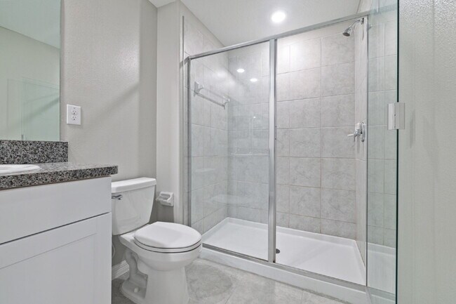 Building Photo - "Charming Water-view Retreat in a gated co...