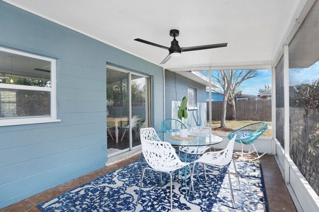 Building Photo - Furnished Chic Monthly Rental Home in Bradenton, FL VACA or Short Term