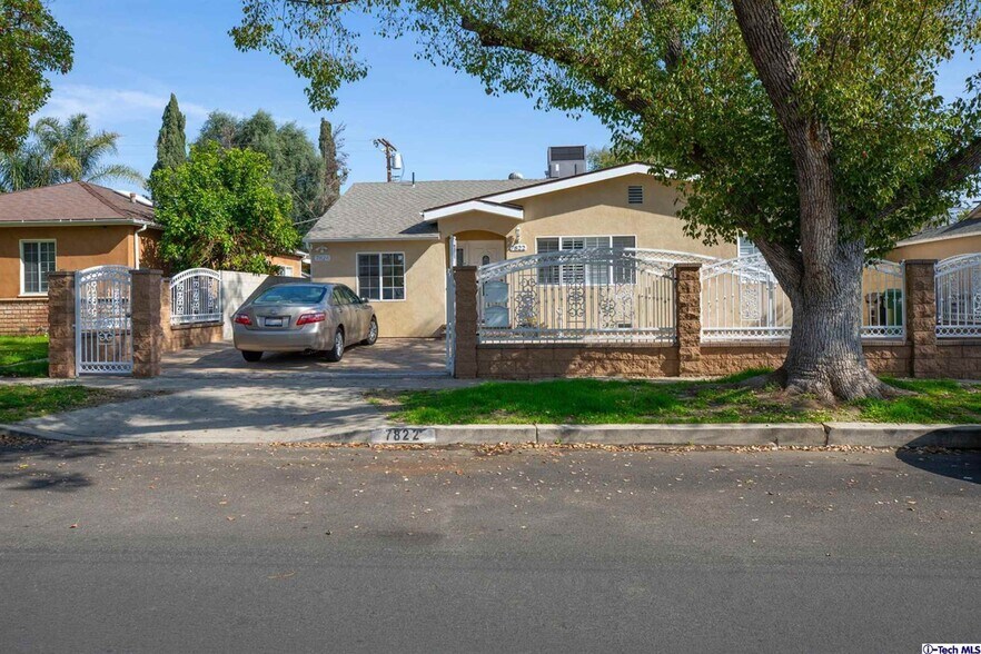 Primary Photo - 7822 Hazeltine Ave