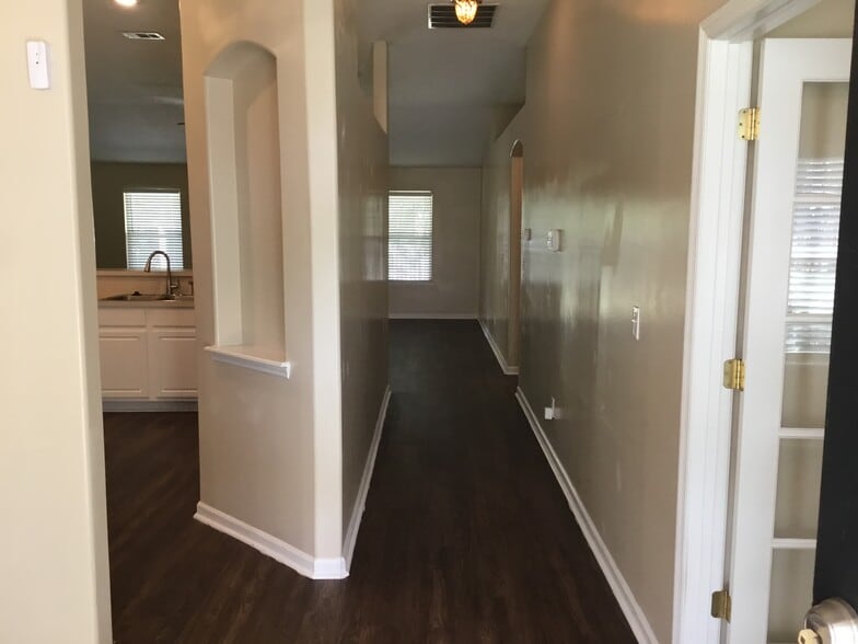 Building Photo - 8745 Edgebrook Ct