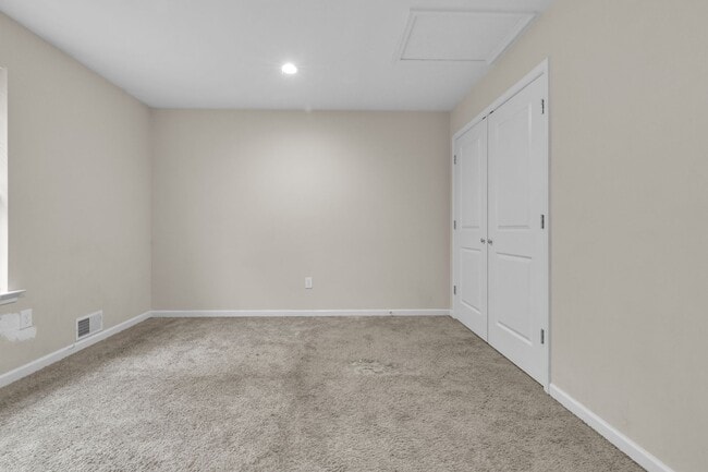 Building Photo - Modern 3-Bed Townhome on Quiet Cul-de-Sac ...