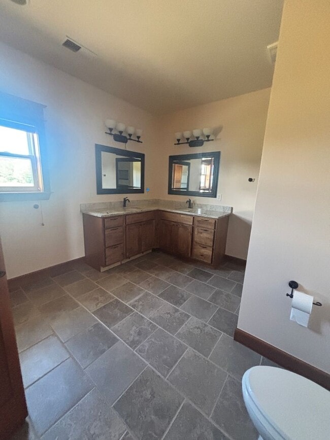 Building Photo - Beautiful 4B/3B home on acreage with mountain views