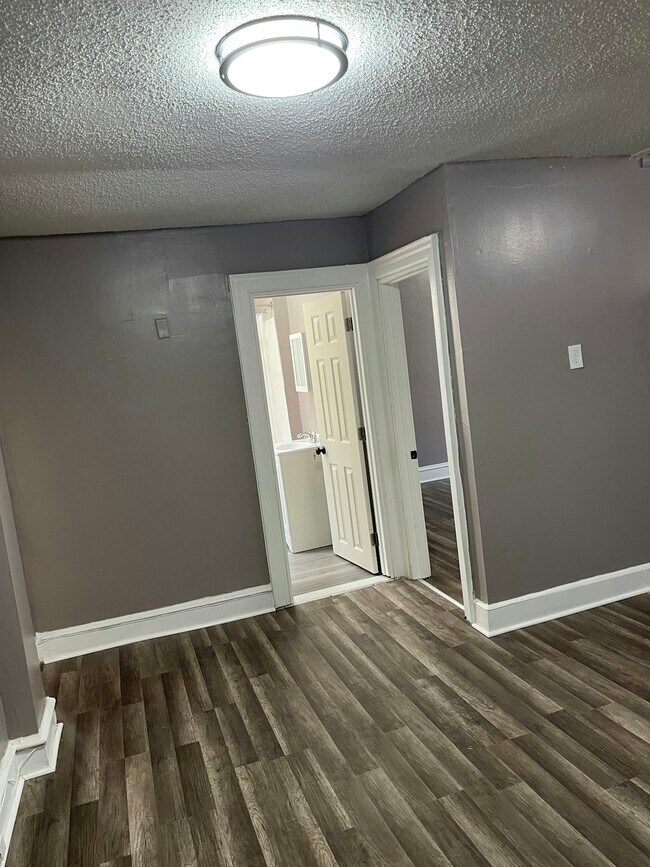 Building Photo - 6437 N Broad St