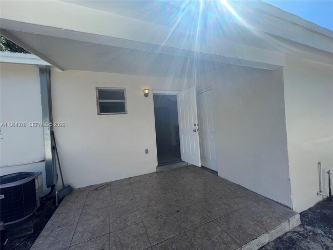 Building Photo - 534 NW 23rd Ave