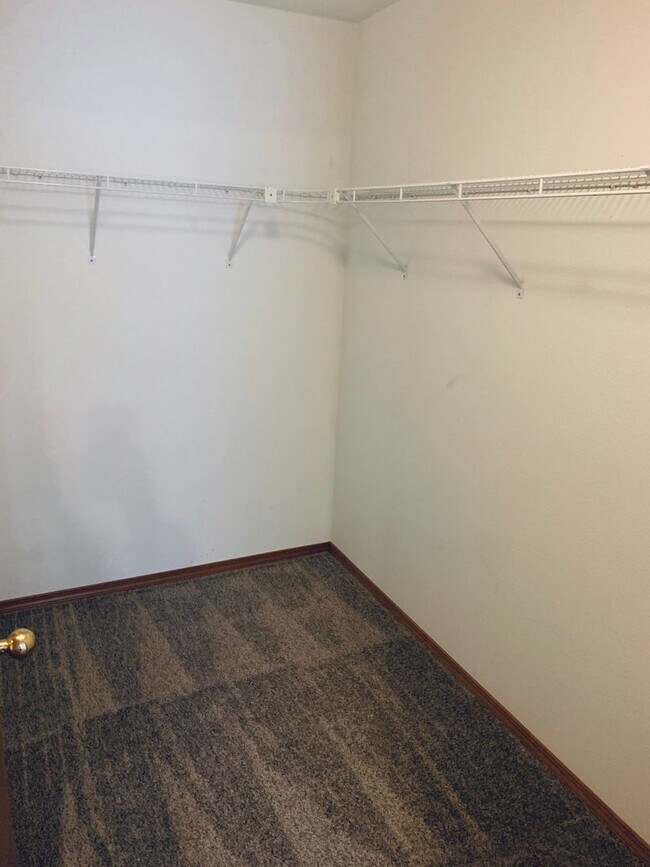 Building Photo - Beautiful Updated Townhome overlooking Mea...