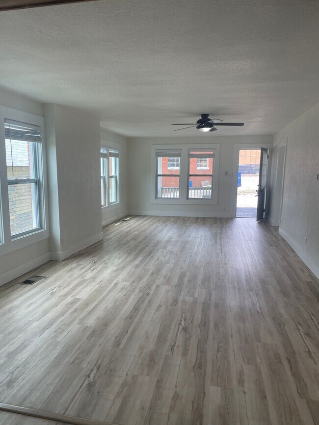 Building Photo - Knoxville 37923 - 3 bedroom, 2 bath home -...
