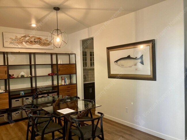 Building Photo - *Unfurnished* Beautifully updated 3 BR on ...
