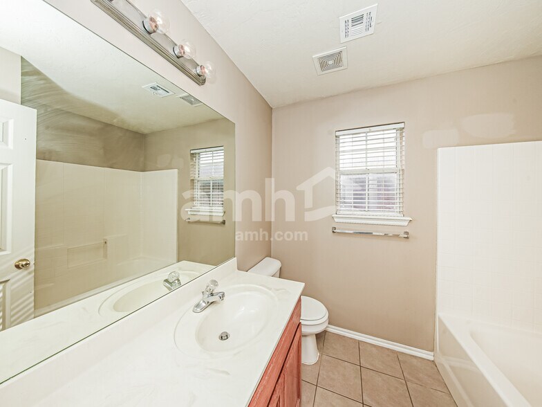 Building Photo - 316 SW 40th St