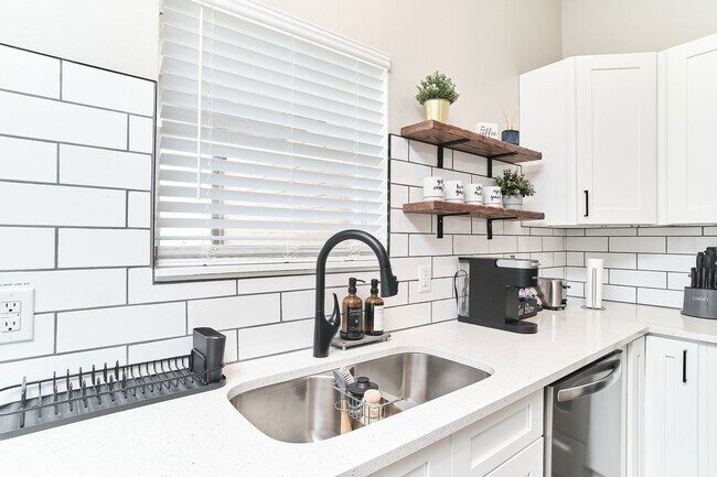 Building Photo - Fully Furnished 2BD Duplex in the Heart of...