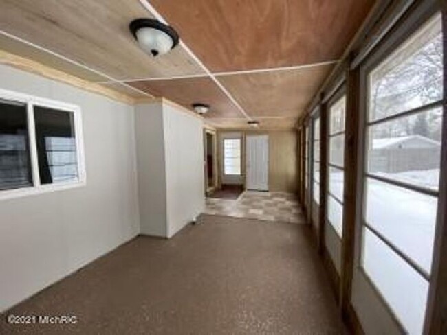 Building Photo - 2 Bedroom home walking distance to Borgess...