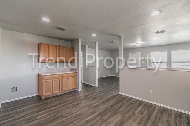 Building Photo - Beautiful Single Story 4 bedroom in Burles...