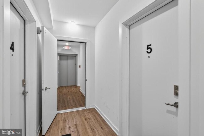 Building Photo - 304 Master St