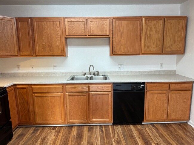 Building Photo - Candler - Two Bedroom Apt Ready for Occupa...