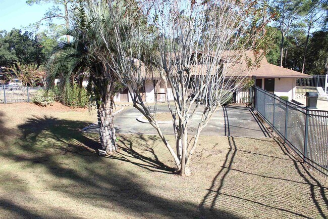 Building Photo - 409 Westwood Dr