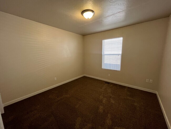 Building Photo - 589 W Ramsbrook St