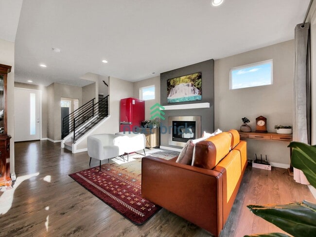 Building Photo - Gorgeous 3 Bed & 2.5 Bath Single Family House For Rent!