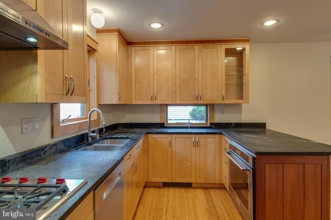 Building Photo - 2508 Davis Ave