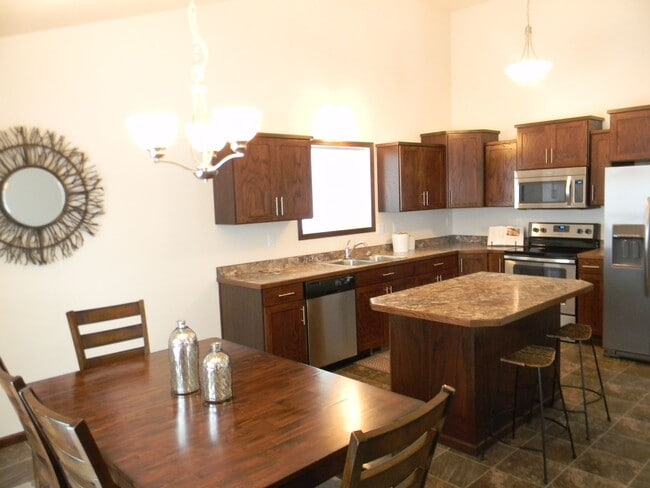 Building Photo - 521 E Foxtail Dr
