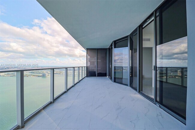 Building Photo - 700 NE 24th St