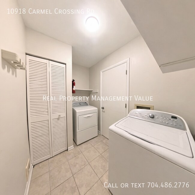 Building Photo - 10918 Carmel Crossing Rd