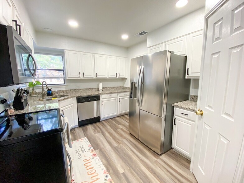 Building Photo - 15403 Long Creek St