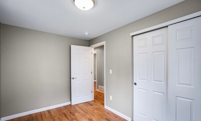 Building Photo - Modern 3 Bedroom 1 Bath Near Downtown Longmont!
