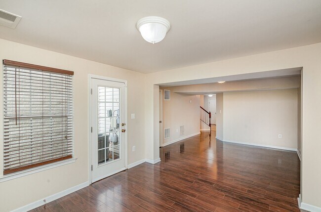 Building Photo - NORTH STAFFORD WELL MAINTAINED TOWNHOME FOR RENT