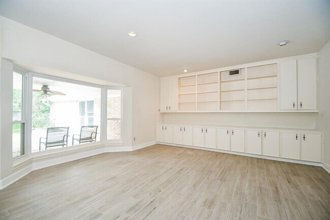Building Photo - 3007 Broadmoor Dr