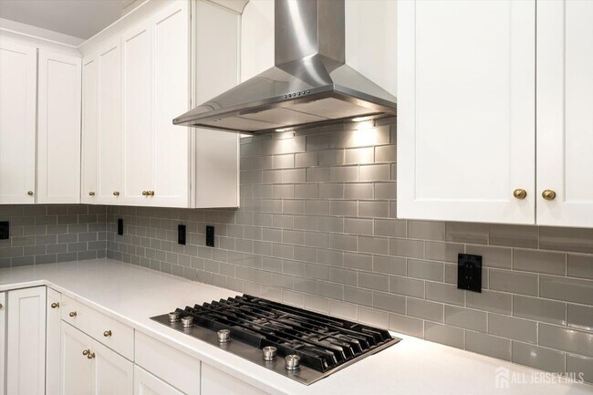 Building Photo - 11 Hamilton Dr