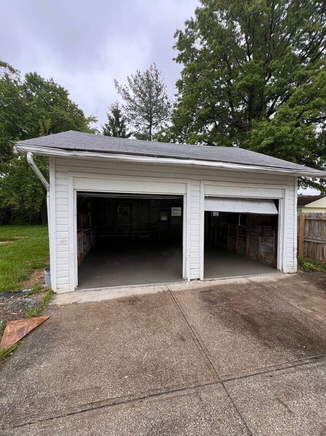 Building Photo - Fully Renovated 4 Bed Home in Cleveland He...