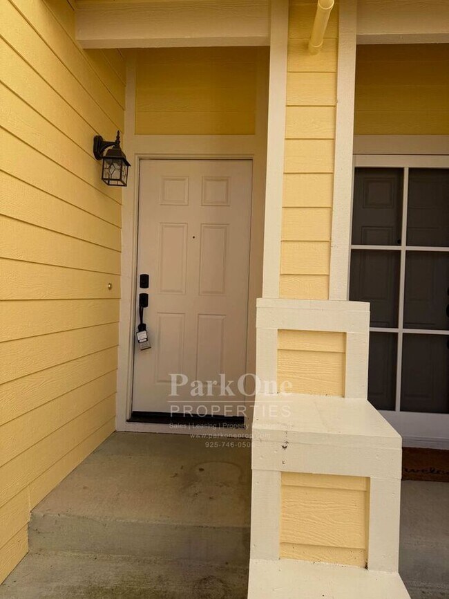 Building Photo - Updated Townhouse in Clayton Available for Lease now!